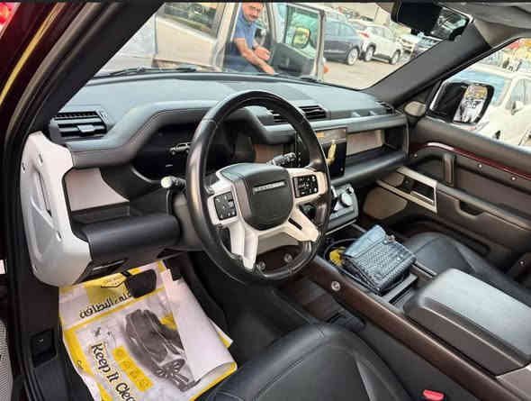 السلام عليكم … اخوان 
ديفندر للبيع رقم اربيل الدولي الجديد 
موديل 2023 
عداد المسافه 53 الف كيلو متر 
السياره وكاله ضمان شركه سردار بعده داخل الضمان 
مواصفات السياره 
مكينه 6 سلندر 
حجم 130 
7 راكب 
داخل جلد اسود 
السياره كلش جديده 
بيه صبغ جاملغ امامي فقط اثر شخوط 
السعر 54500$ وبيه مجال بسيط 
للاتصال *********** 
عنوان السياره بغداد زيونه 
بيع او مراوس Webada East
