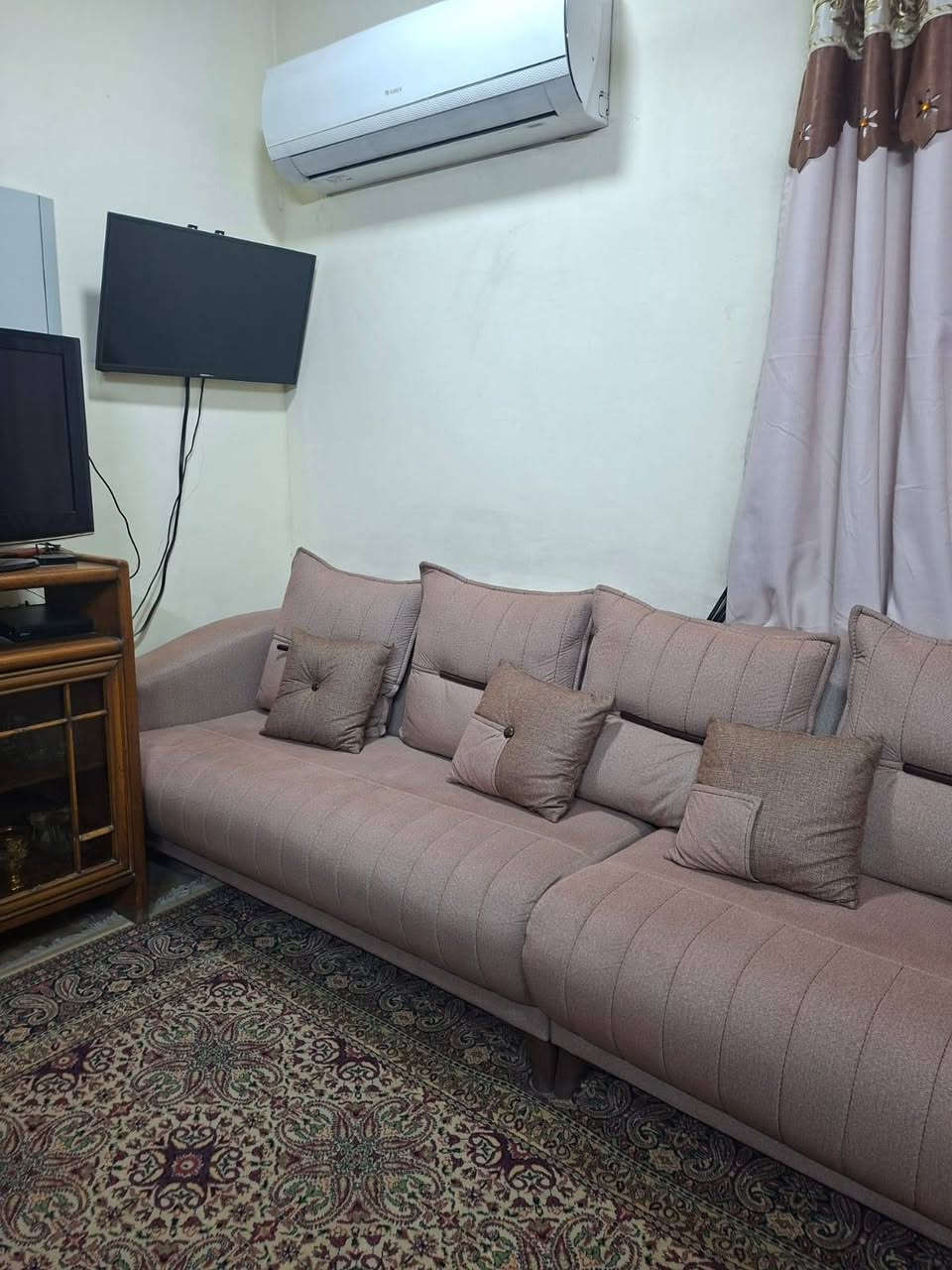 السلام عليكم.. عندي تخم تركي درجة أولى أخذته قبل شهرين جديد من الجشعمي.. يحتوي على 9 مقاعد وجديد جدا.. العنوان بغداد الكرخ.. رقم الواتساب ***********
