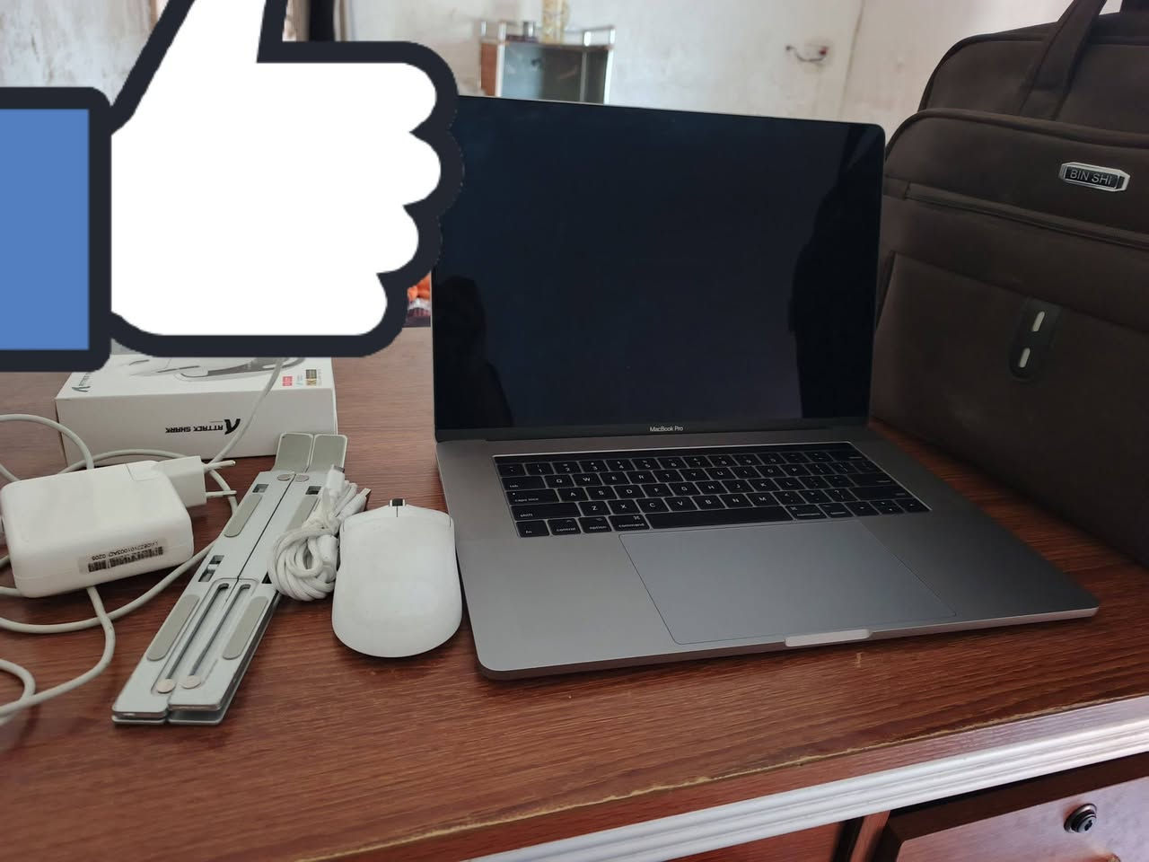 السلام عليكم 
ماك بوك برو للبيع 
الجهاز مكفول من كلشي 
ويا شاحن وماوس بلوتوث مع
  ستاند للماك بوك وحقيبه هديه 
جميع الموصفات موجوده عدكم
 
المكان : الديوانيه 
يناسب منو هذا الجهاز 
المصممين ٫طلاب الجامعه ٫ 
المهندسين، اداره اعمال الكترونيه 
تواصل واتساب واتصال

واتساب :*********** 
***********
