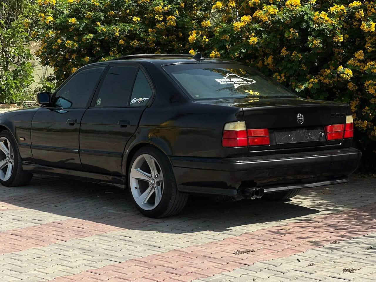 سلام عليكم bmw 525 مفتوح موديل 1991 للبيع سياره نضيفه كلش كير مكينه مكفولات 
كهربائيات كلها مكفوله 
سياره نقصها بس تبريد 
باتري جديد تخم وياله خليه جديد وتايرات تخم جديد 
سياره صدر امامي خلفي جديد
سياره صارف عليها كلش هواي وفلوسها بيهاا 
وشرط تحويل ثاني يوم
مكانها بغداد حي الخضراء 
رقم الهاتف : ***********
السعر 55 وبيها مجال
