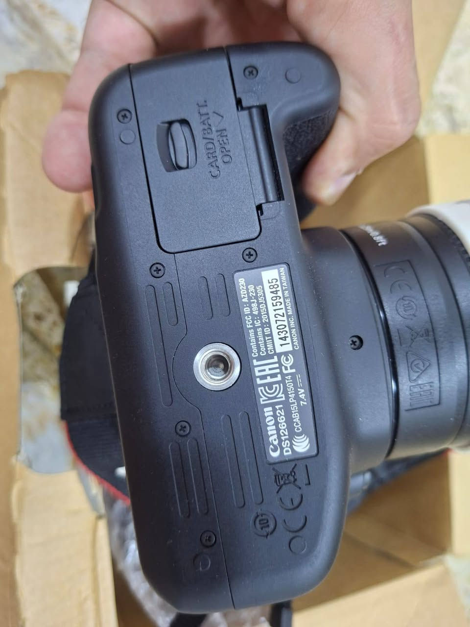 كاميرا Canon EOS 1300D DSLR (عدسة 18-55) جديده استخدام مرتين فقط والكاميرا اتصال Wi-Fi و NFC للمشاركة السريعة، وتتميز بنطاق ISO 100-6400 (يصل إلى 12800) للتصوير في الإضاءة المنخفضة.
• المستشعر: 18 ميجابكسل من نوع CMOS APS-C.
• معالج الصور: DIGIC 4+.
• الفيديو: تصوير سينمائي بدقة Full HD 1080p.
• نظام التركيز: 9 نقاط تركيز بؤري تلقائي.
• الشاشة: شاشة LCD بحجم 3 بوصات وبدقة 920,000 نقطة.
• الاتصال: مزودة بـ Wi-Fi و NFC لنقل الصور والتحكم بالكاميرا عن بعد.

مع جميع ملحقاتها بالكارتونه شاحنه وبطاريه ورام 32 گيگا سعرها 300 الف مع خدمه التوصيل المجاني لجميع المحافظات


**إذا كنت صاحب هذا الإعلان وتريد حذفه لأي سبب، رجاءا أرسل رسالة إلى الدعم الفني**