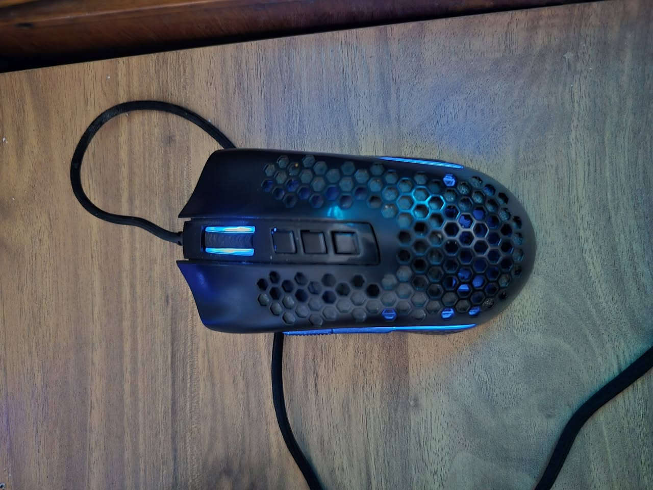 اعاده نشر + نزلت من السعر
Pc للبيع

• ​المعالج (CPU): Intel Core i5-9400F
• ​كرت الشاشة (GPU): NVIDIA GTX 1660 Super
• ​الرام (RAM): 16GB DDR4 2400MHz
• ​اللوحة الأم (Motherboard): MSI B365M PRO
• ​التخزين (Storage): * SSD: 240GB (للنظام والسرعة) 
• ​HDD: 2TB (للتخزين والألعاب)
• ​مزود الطاقة (PSU): 600W
• ​الكيس (Case): كيس قيمنق حجم كبير
• ​التبريد: مبرد هوائي للمعالج + 7 مراوح (ملاحظة: 3 مراوح تحتاج تبديل) بس ماأثر على الحراره ابد  ومرات يشتغلن عادي
​🎧 الملحقات الشاملة:
• ​الشاشة: Kelon حجم 32 إنج ( تلفزيون HD)
• ​السماعة: HyperX Cloud II (الأصلية)(جديده)
• ​الكيبورد: Redragon (نسخة قوية)
• ​الماوس: ماوس قيمنق
• ​الـ UPS: نوع  1500v (جديد)
​
• ​الحالة: استخدام شخصي نظيف جداً، الجهاز يشغل أغلب الألعاب بأداء ممتاز.
• ​السعر: 575 الف قفل
• ​الموقع: بغداد - بغداد الجديدة.
• ​للتواصل: *********** (متوفر واتساب ✅).
. سبب البيع التطوير
