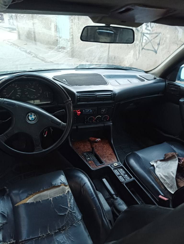 السلام عليكم BMW525موديل 1991لون اسود كحلي رقم نجف انكليزي سنويه لل27 سياره وراعيه نجف مكفوله من ظربه وشواصي ومداور ابيع كير كايم ونقص ايسي 
رقم الهاتف *********** النجف, العراق
