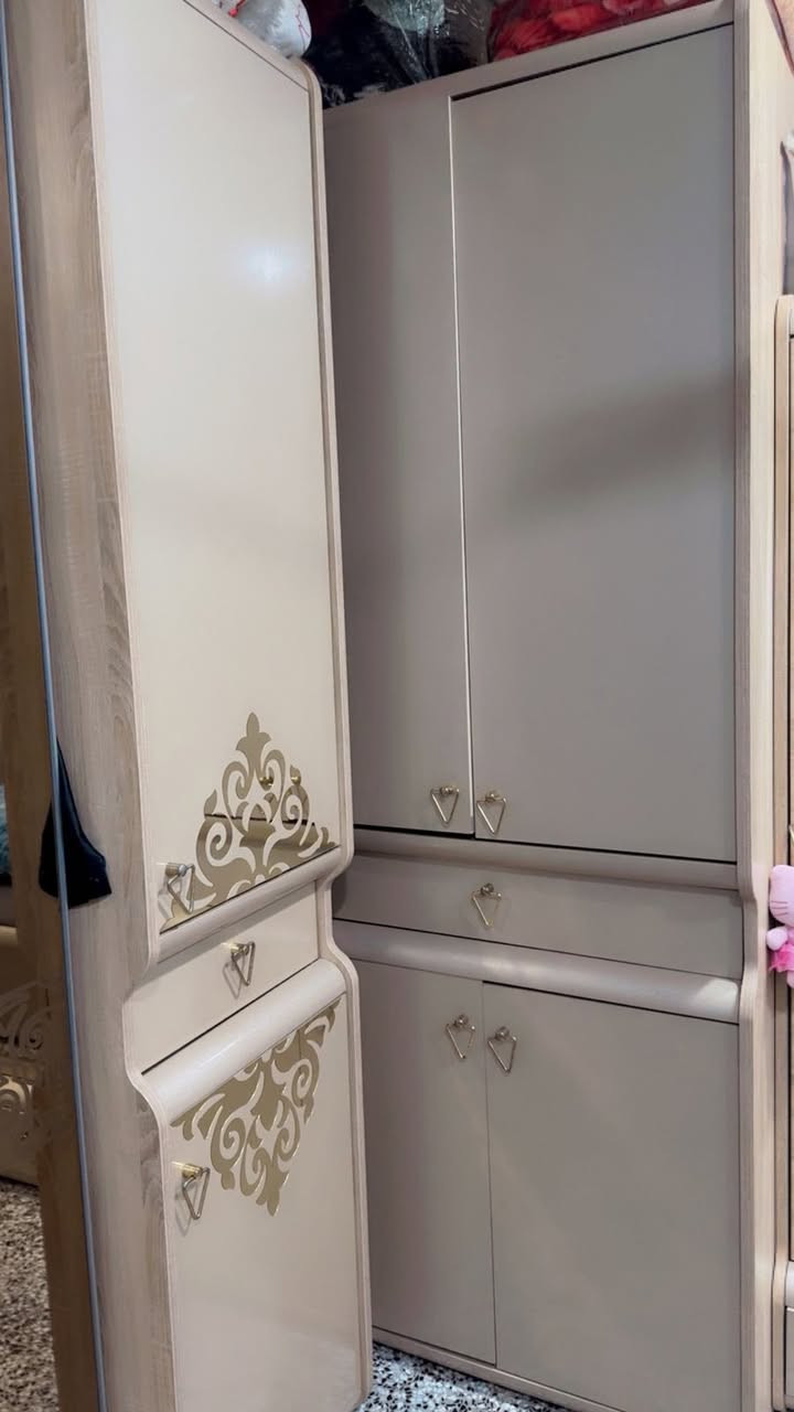 السلام عليكم غرفة نوم تركي 11 قطعة ثقيلة درجة اولى نظيفة جداً للبيع السعر مليون و700 العنوان بغداد الشرطة الرابعة ***********
