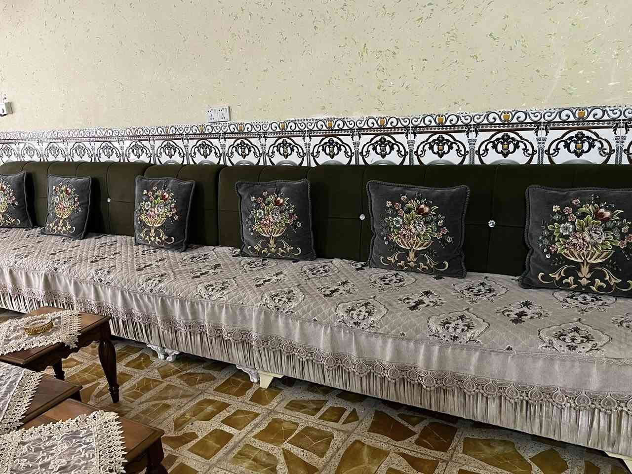 السلام عليكم تخم ديوان للبيع درجة اولة تفصال 10 امتار نظيف جداً يجي مع سيت طبلات و 12 كوشة و تلبيستهم وتلبيسة تخم و ذني كلهم ب 500 الف و بي مجال بسيط مكاني بغداد حسينية راشدية متواجد واتساب فقط
***********
