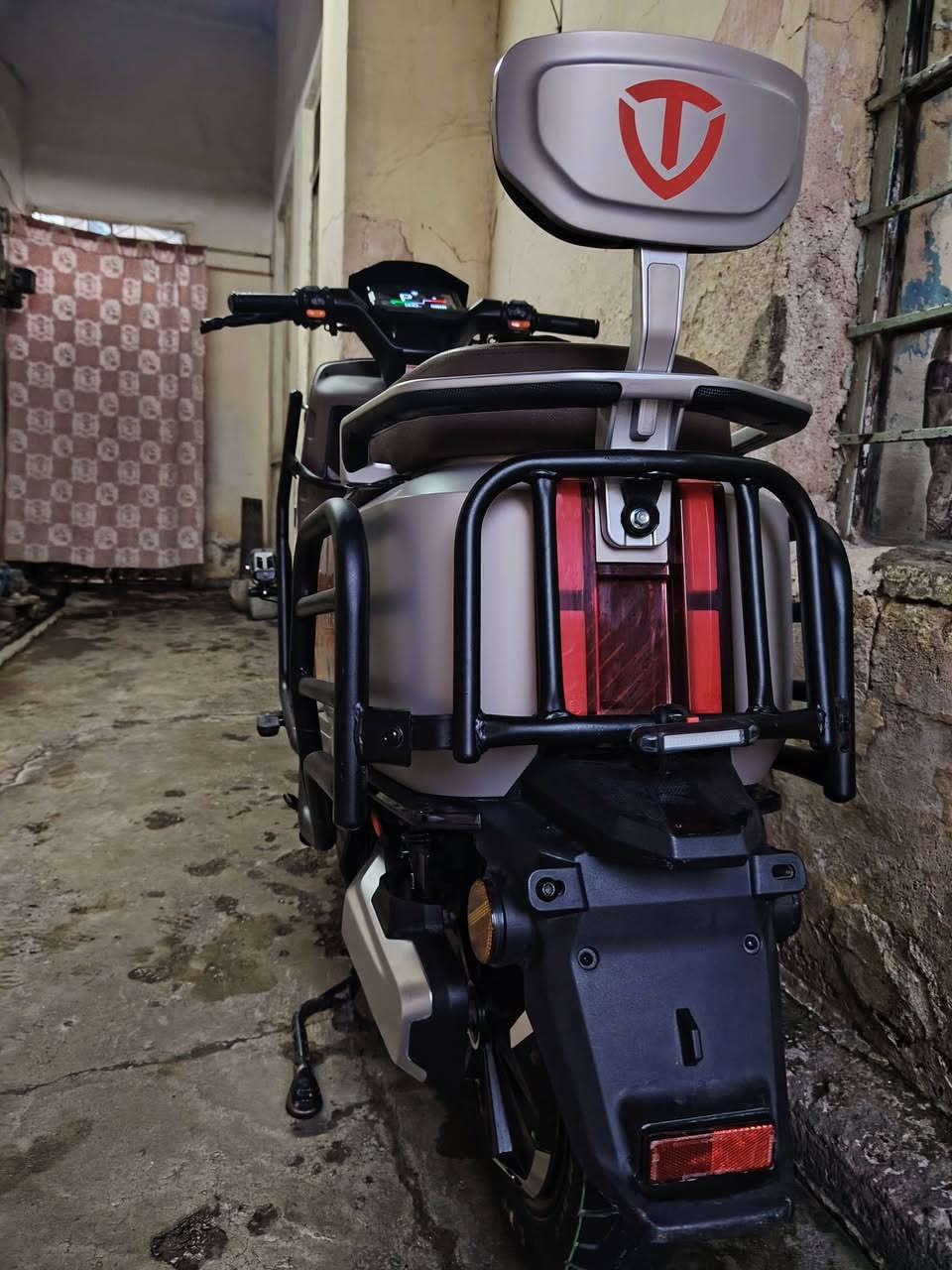 السلام عليكم ماطور وحش الكون للبيع والنضافه فول ابوضع الشركه ماشي قليل صارلي شهر من نزلتو من الشركه السعر مليون اوستميه أو بي مجال رقم الهات***********
