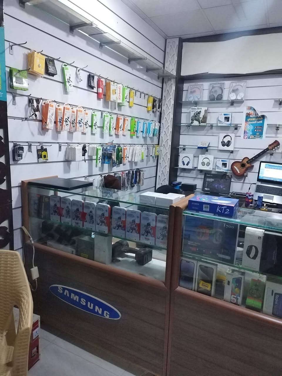 السلام عليكم ديكور محل موبايلات كامل للبيع السعر 350 وبيه مجال العنوان كاطون الرازي للاستفسار مع صاحب الديكور ***********
