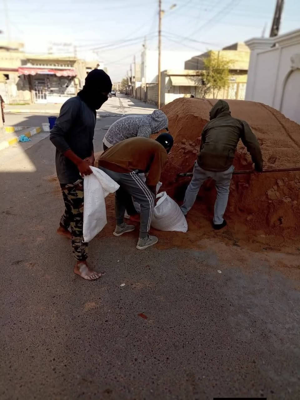 سلام عليكم  /  يوجد كادر عمل جاهز /  تصعيد مواد /  تنضيف بيوت /  تفليش /  تكشيط /  دفن نهري /  شقلنه ليل ونهار /  ومعداتنه جاهزه  ومالك دخل بكلشي تأخذ شقل جاهز مني سلمني شقل وتأخذ شقل جاهز / ماعليك بس تصال على رقم /// ***********
