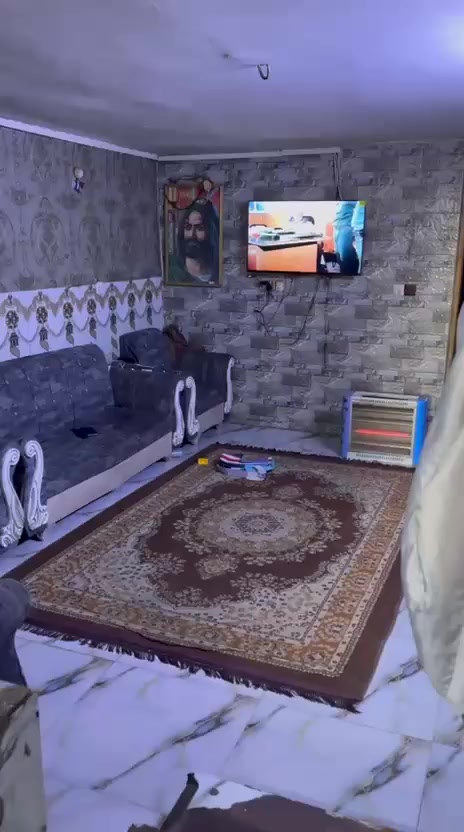 السلام عليكم دار للبيع المساحه 116 متر سند 25 البيت كامل من الخدمات كهرباء مي تبليط البيت موقعه جسر دياله القديم جامع طه  شارع اسواق جمانه يحتوي على ٣ غرف وستقبال وحمام خارجي وداخلي وتواليت خارجي والكراج شوفت عينك البيت مطلوب بيه 52 مليون وقابل لتفاوض لشراي وبخدمت الجميع انشاءلله   رقم التلفون ***********واتساب اتصال وشكرا
