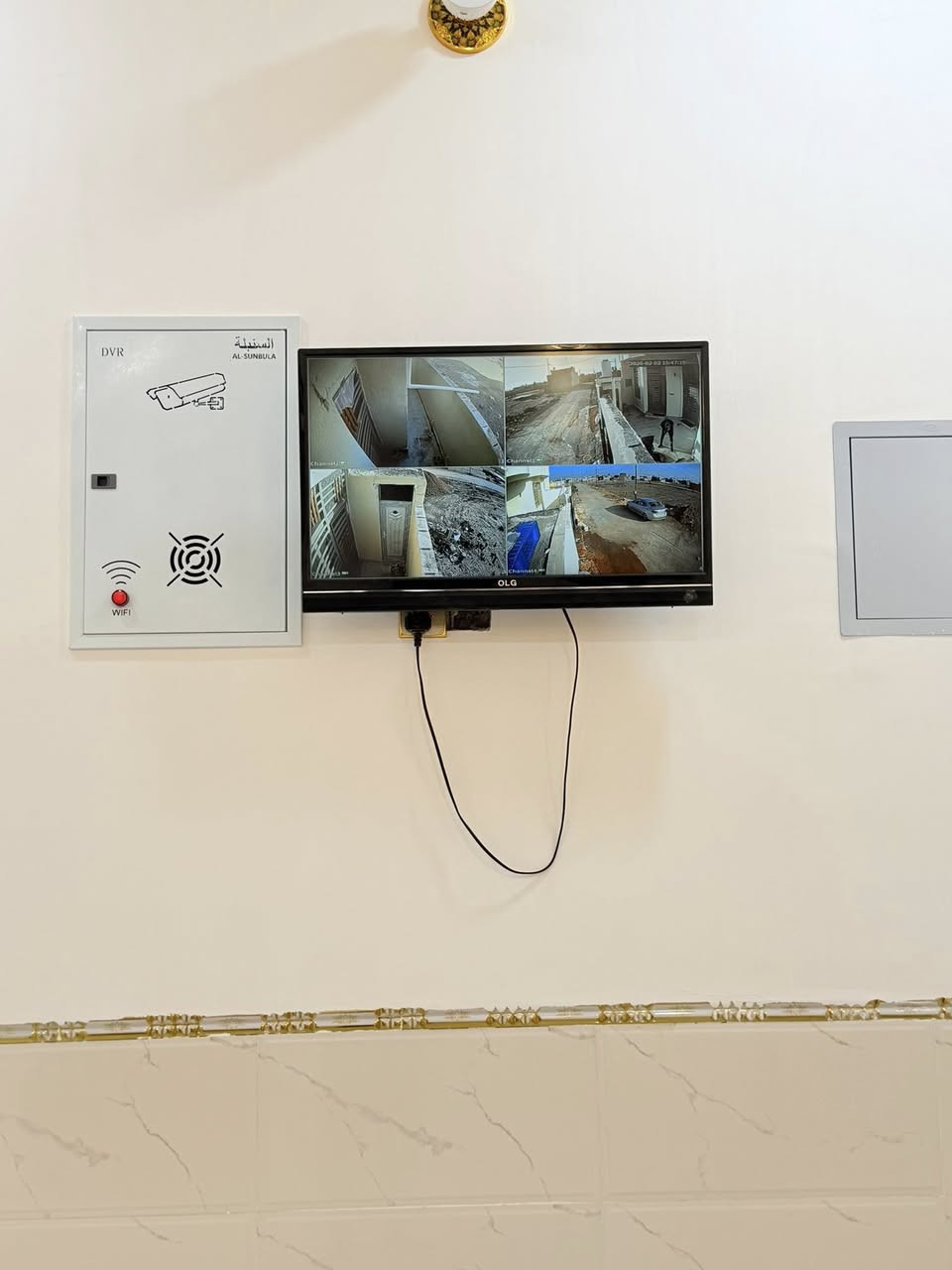 سلام عليكم 
دار للبيع   حي الدوغانه الشارع الثالث 
مساحه ٢٢٠م.  واجه  ١١ م  الدار يحتوي ع غرفتين سويت.  ومطبخ وصاله. واستقبال. كما موضع بالصور.  وحمام داخلي وصحيات داخليه. وخارجيه.  
الدار مسرمك بالكامل.  ومجهز بمنظومة كامرات. مراقبه.    وغير مسكون.    للاستفسار 
 *********** 
***********
