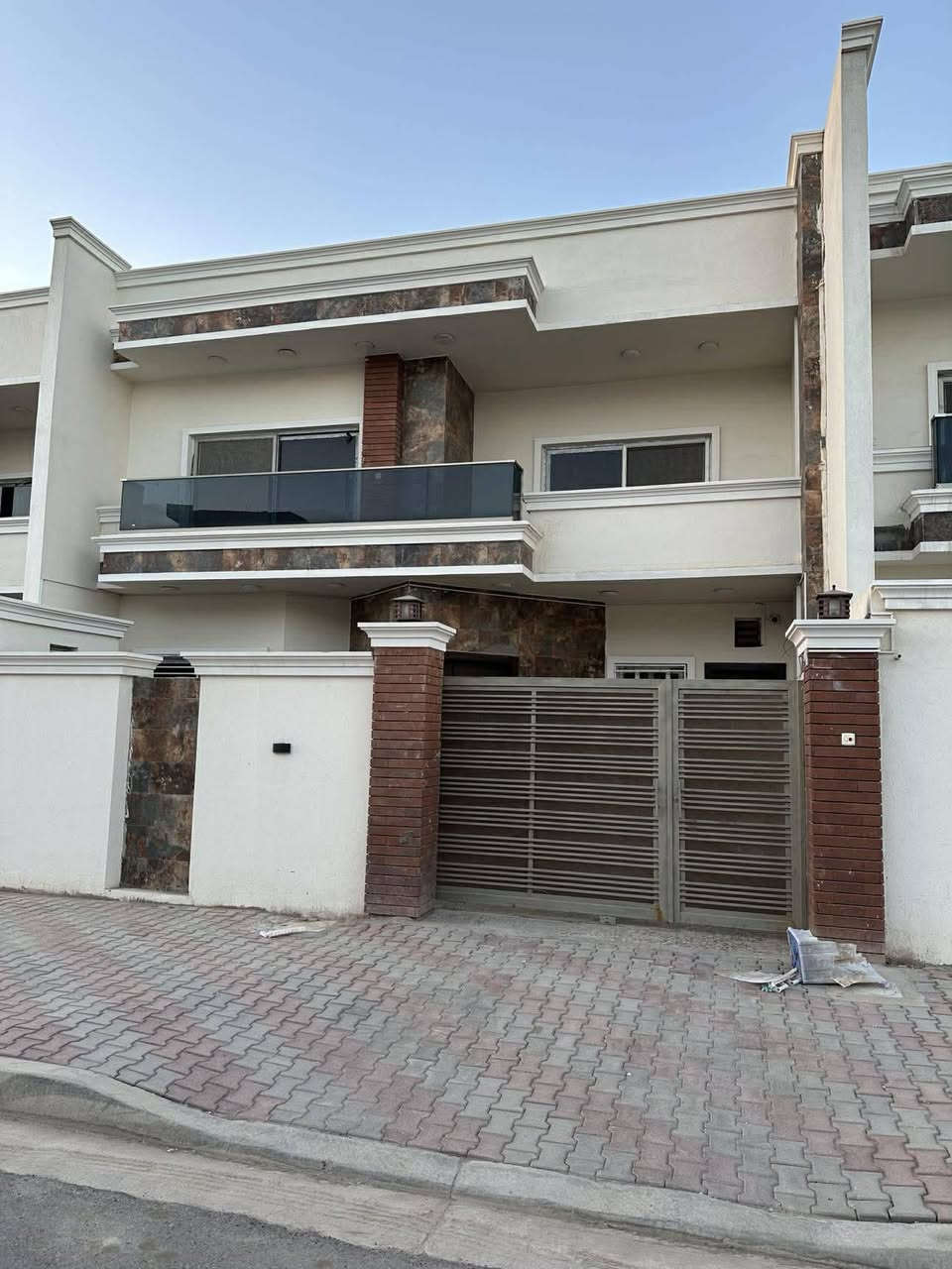 دار في مجمع الجنائن السكني في الفلوجه

🟥المساحه 200 متر طابقين 4 غرف نوم
واجهة 10 متر 
🟥 شارع 15 متر نافذ على شارع 40

💵 السعر 230 مليون قابل للتفاوض

للاستفسار 
*********** واتساب
‪0773 370 2788

هيثم المحمدي للاستثمارات العقارية
