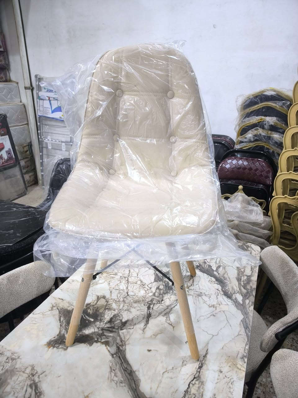 تحيه طيبه 
كرسي جلد أصلي عده استخدامات..
ميز طعام نفس موديل الكرسي أيضاً متوفر 
تجدونها لدى معرض مشتاق العذاري و اولاده للوكلات والتجارية 
***********

