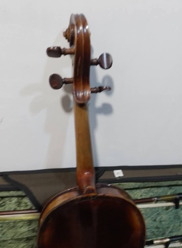 كمان ألماني نوع ماجيني  قديم جداً يتراوح ما بين "150 سنة إلى 200" سنة بحالةجيدة جداً وصوت رائع يوجد فطر في الجهة اليمنى من الوجه تم تصليحه في ألمانيا ( صبغ شركة)
محتوياته 
طخم توماستيك وغزال ماجيني اصلي وسمكة توماستيك مع جنطة مربعة واقواس عدد اثنان ودامر توماستيك اصلي 
للاتصال ***********
