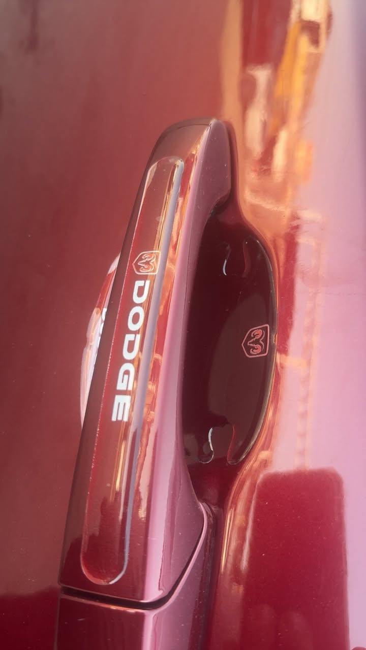 جلاتين حماية خلف يدة الابواب 
وفوق اليدات 
للمحافظة عليها من الخدوش
***********
