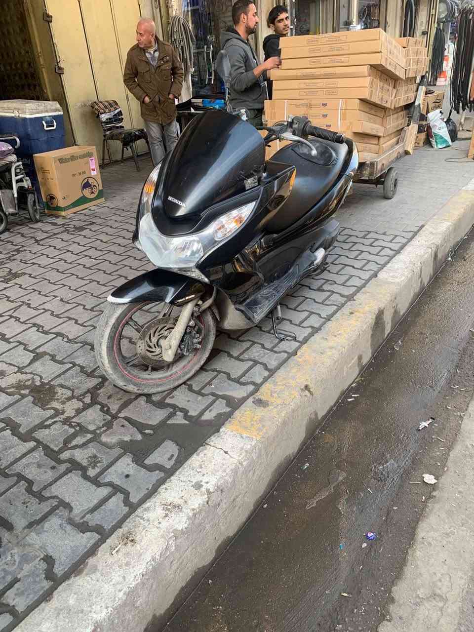 مكلف بالنشر وهذا رقم صاحب الدراجه الخاص مغلق
الشراي يتصل  ***********
للبيع بي سي اكس محرك 125 جيل اول ياباني لون اسود ماشيه 37 حساس ازدحام ستاند كهرباء دراجه نظيفه صارلها شهر من نازله 
السعر 14 ورقه
