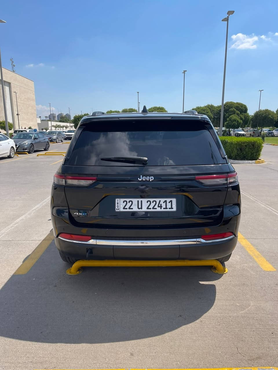 جيب موديل 23 4xe بلگن
3 أنظمة ( هايبرد - كهرباء - بانزين ) 
السيارة فول مواصفات 1/1 
4x4  فور ويل 
مقاعد جلد 
تدفئة مقاعد امامي و خلفي 
سقف بانوراما 
رادارات 
شفتات ستيرن 
صندوق كهربائي 
شاشة كبيرة 
بصمة  ابواب وصندوق

رقم اربيل بأسمي تحويل ثاني يوم 
هزة جديدة 

السيارة بجم كبس ..
حادثها صفح باب عكس السائق تبديل نفس اللون والباب الخلفي والجاملغ مصلح ومصبوغ بدون شاصي ولا لغد ولا حوض نهائياً 

ايرباك بردة فقط صفحة اليمين وراجع سستم حتى كلوب مامشتغل 
سيارة جديدة كلش على ايدي محرك وكير وتبريد وصدر كله بلاد وجديد 
مكانها بغداد المنصور او الغزالية 
***********
سعرها 280 $ وبيها مجال
