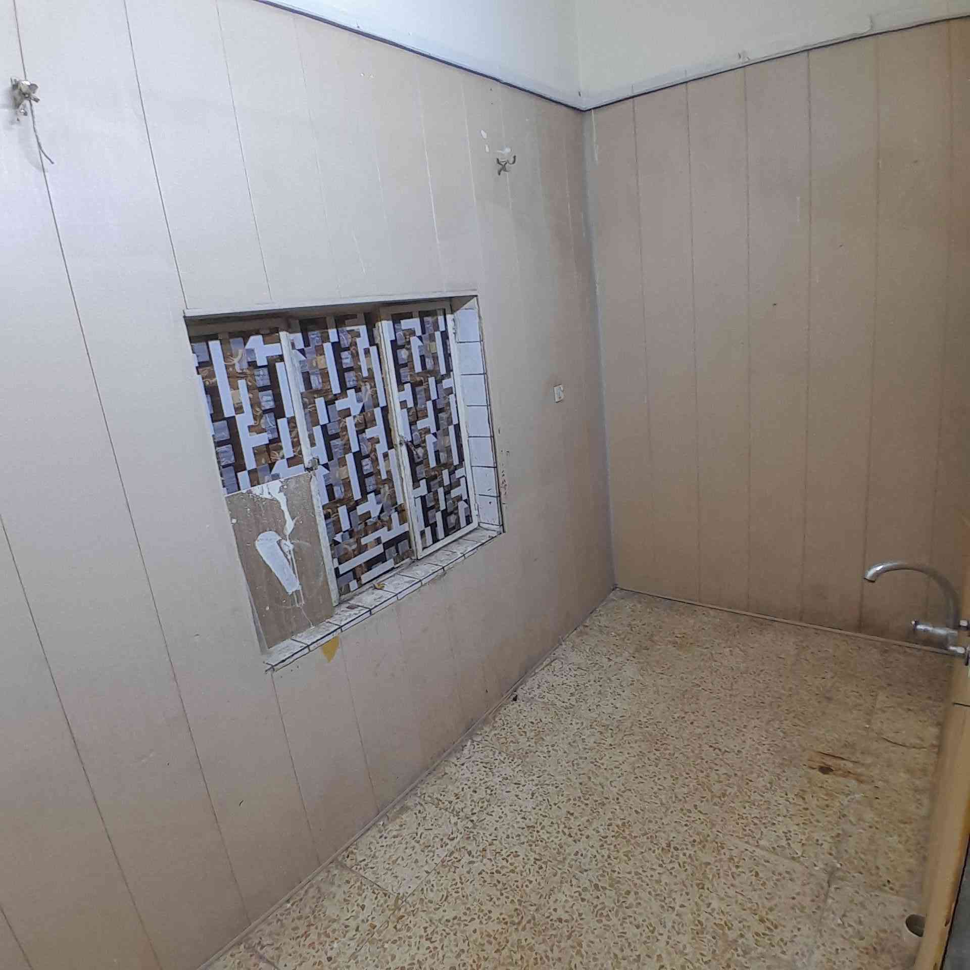 شقة لليجار في الكرادة داخل فرع مقهى ابو حالوب غرفتين نوم صالة مطبخ حمام ومنور طابق ارضي  للعوائل   للإستفسار ***********.        ٦٥٠ الف
