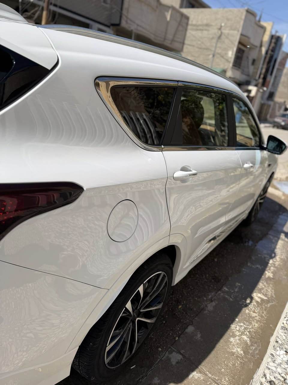 السلام عليكم 
للبيع جيتور X70 Plus لكجري اعلى المواصفات موديل 2024 السيارة ضمان 10 سنوات و بعدها بالضمان مكفولة كفالة عامة من الصبغ والبارد والكشنات مغلفها نفس اللون السيارة رقم بغداد
  
*********** للتواصل

مكان السيارة بغداد السيدية
السعر 25,250,000 د.ع يعني خمسة وعشرين مليون و ميتين وخمسين الف 

المواصفات:
*عدد صفوف المقاعد 3 (7 ركاب ) 
* إطارات قياس 20 إنچ
*فتحة سقف بانوراما 
*مقصورة الركاب من الجلد الفاخر بلونين
*مقعد السائق والراكب كهربائي
*مقعد السائق مزود بذاكرة لحفظ 3 وضعيات الجلوس
*مقعد السائق مبرد ومدفاء
*مقعد الراكب مبرد ومدفاء
*كاميرات محيطية 540 درجة
*شاشة عرض ترفيهية قياس 12.35 إنچ
* لوحة القيادة الكترونية قياس 10.25 إنچ

*نظام صوتي من ٨ سماعات عالية الجودة
*رادار تفاعلي
*نظام تحذير مغادرة المسار
* نظام القيادة شبه الذاتية
*نظام مراقبة النقطة العمياء 
*نظام التحذير من التصادم الأمامي و الخلفي 
*نظام الكبح التلقائي في حالة الطوارئ
* إنارة محيطية
* إنارة ترحيبية
* المرايا الجانبية قابلة للطي كهربائياً ومدفئة
* شاحن هاتف لاسلكي سريع
*الأضواء الأمامية والخلفية أوتوماتيكية ليد(LED)
* مسند الذراع الوسطي مع ثلاجة
*نظام الدخول الذكي (بصمة)
* صندوق كهربائي
* نظام الفرامل اليدوية الاوتوماتيكي Autohold
*مكيف مع شاشة تحكم منفصلة للصف الثاني
*نظام مساعد صعود المرتفعات
*وسائد هوائية امامية وجانبية عدد 6
*نظام المكابح المانعة للانغلاق
*نظام التحكم بالثبات 
*نظام التحكم نزول على المنحدرات
*داش كام - DVR
*نظام تنقية الهواء PM2.5 مع فلتر N95
*قفل وفتح النوافذ والسقف باستخدام البصمة
