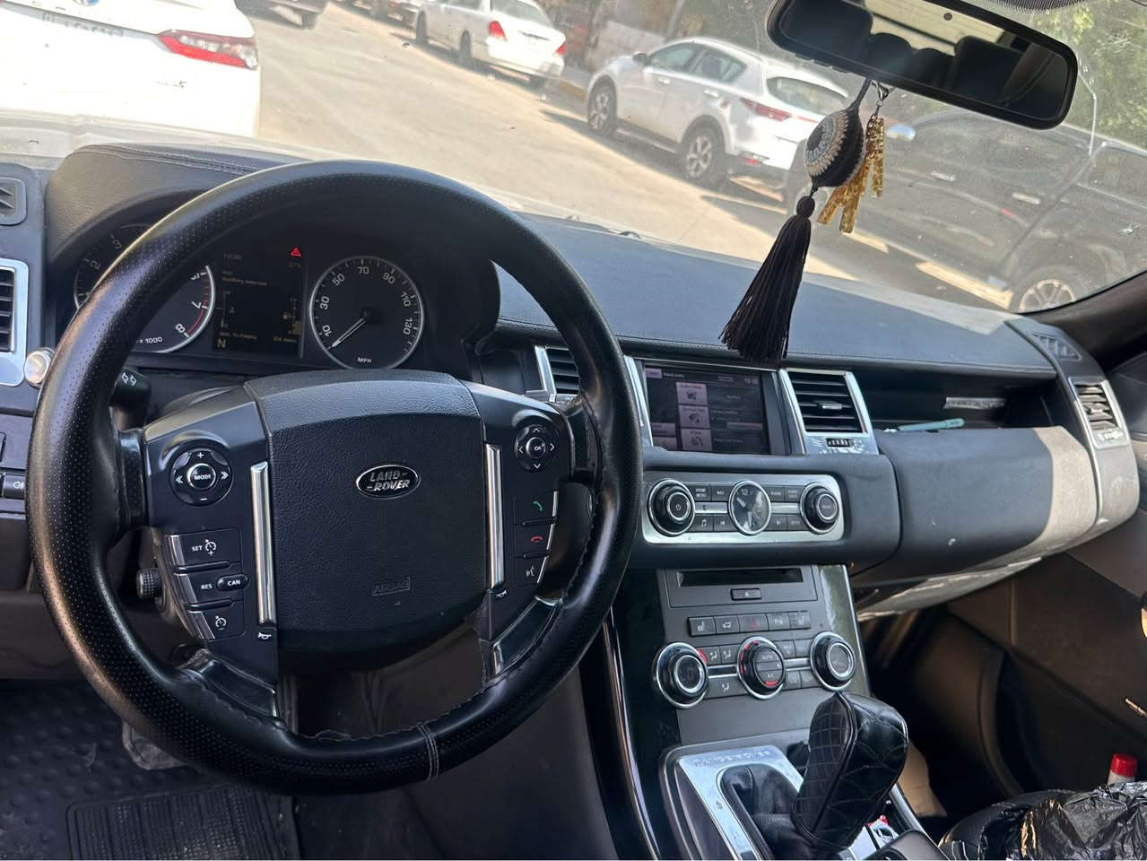 رانج روفر 13 بيها كازكيت السياره تمشي بس تنقيص مي من الدبه بدالت القبغ بس ماكو فائده كالو كازكيت 
السياره محرك hsc المرغوب تبريد شغاله 
نقصها بس جوبلس امامي وكازكيت ابيع ب105 وبيها مجال 
داخلها نضيف السياره مماشيه هويه بس متروكه 
*********** بغداد, العراق
