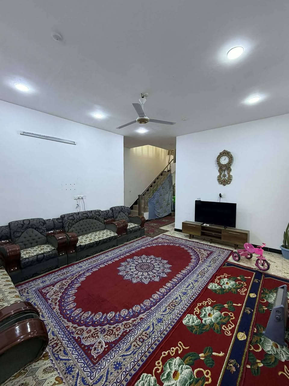 دار للبيع مساحة ٤١٦ متر طابو صرف زراعي على سدة بيت حسوني قرب الفريجي شارع سيد طه عرض الشارع ١٠ متر
يبعد عن السدة تقريبا ٢٥٠ متر

واجهة ١١متر ونزال ٣٨

بناء الدار ٢١٠ متر تقريبا طابوق سقف مسلح

يتكون البناء من

كراج يسع سيارتين

حديقة أمامية وخلفية 

استقبال 

صالة(هول داخلي)

غرفتين نوم واحدة سويت

مطبخ حار مع بارد 

مجموع صحيات داخلي  معزول مع صحيات خارجية 

الارضية كاشي 

في الطابق الثاني غرفة نوم مقطوعة بقاطع BVC بورسلين

مع سطح امامي وخلفي

متوفر ماء وكهرباء انترنت ضوئي 

للاستفسار الاتصال على الرقم التالي 

***********

***********
