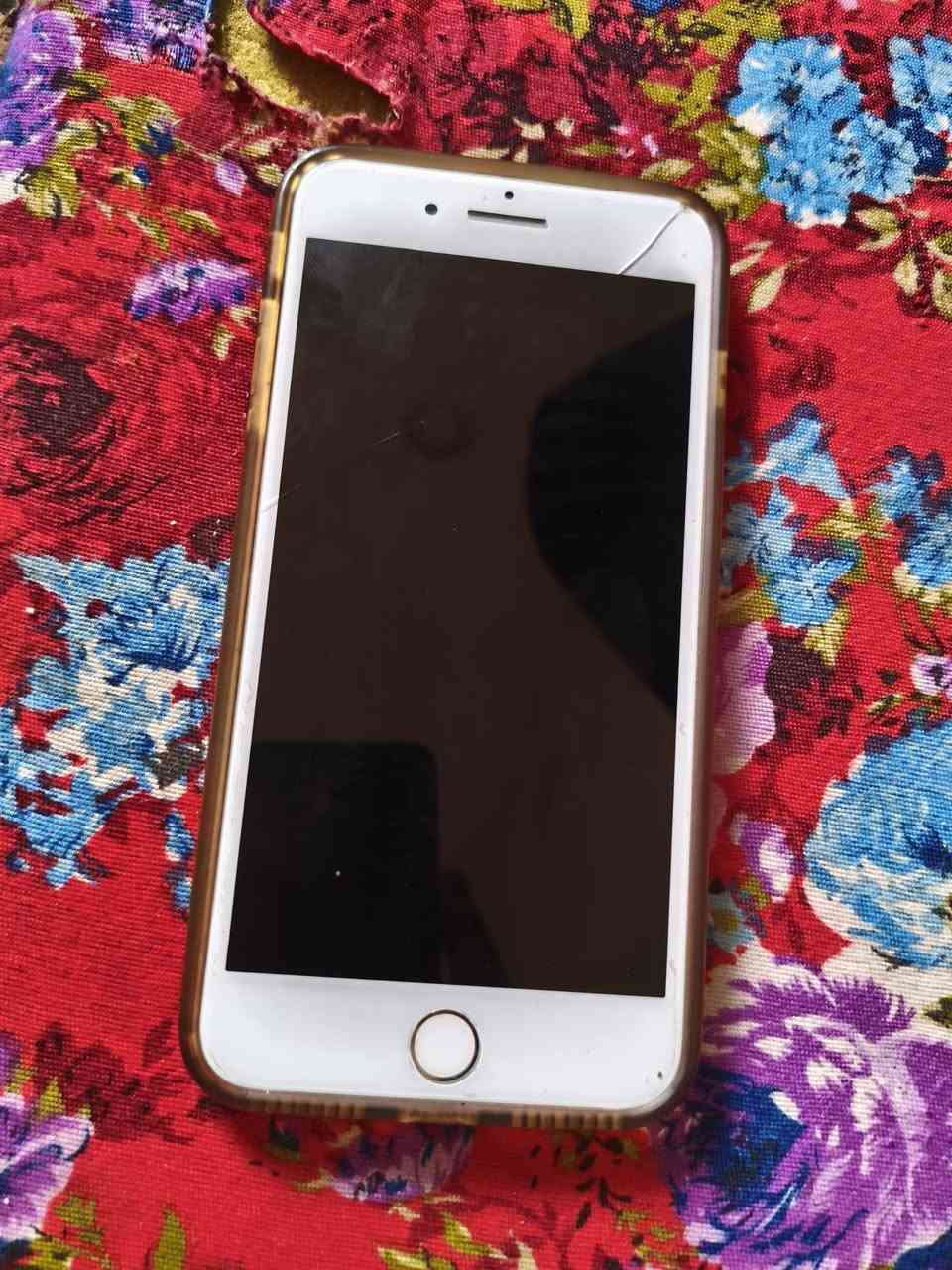 للبيع ايفون ايت بلاص ذاكره 256 بطاريه 77 قيم بليرضي الله وخذه فطر بشاشه مثل ما واضح بصوره وتساب ***********
