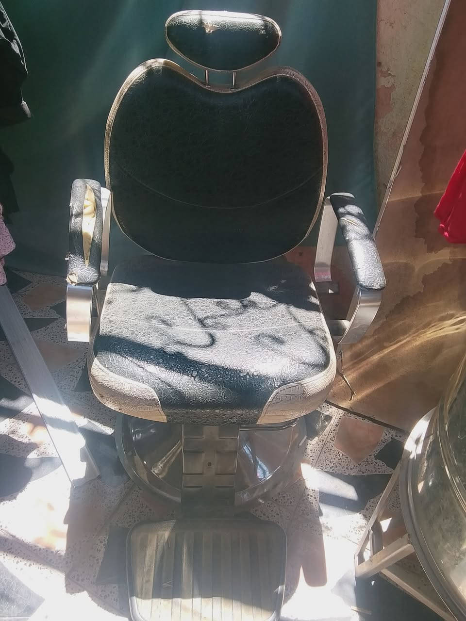غراض حلاقه نضيفات كلش بس مجرد بيهم تراب الكراسي واحد شغال جك وثاني شبح الجبير كلشي شغال بي مرتبات كلش ونضيفات المسيب شارع المحكمه ***********
