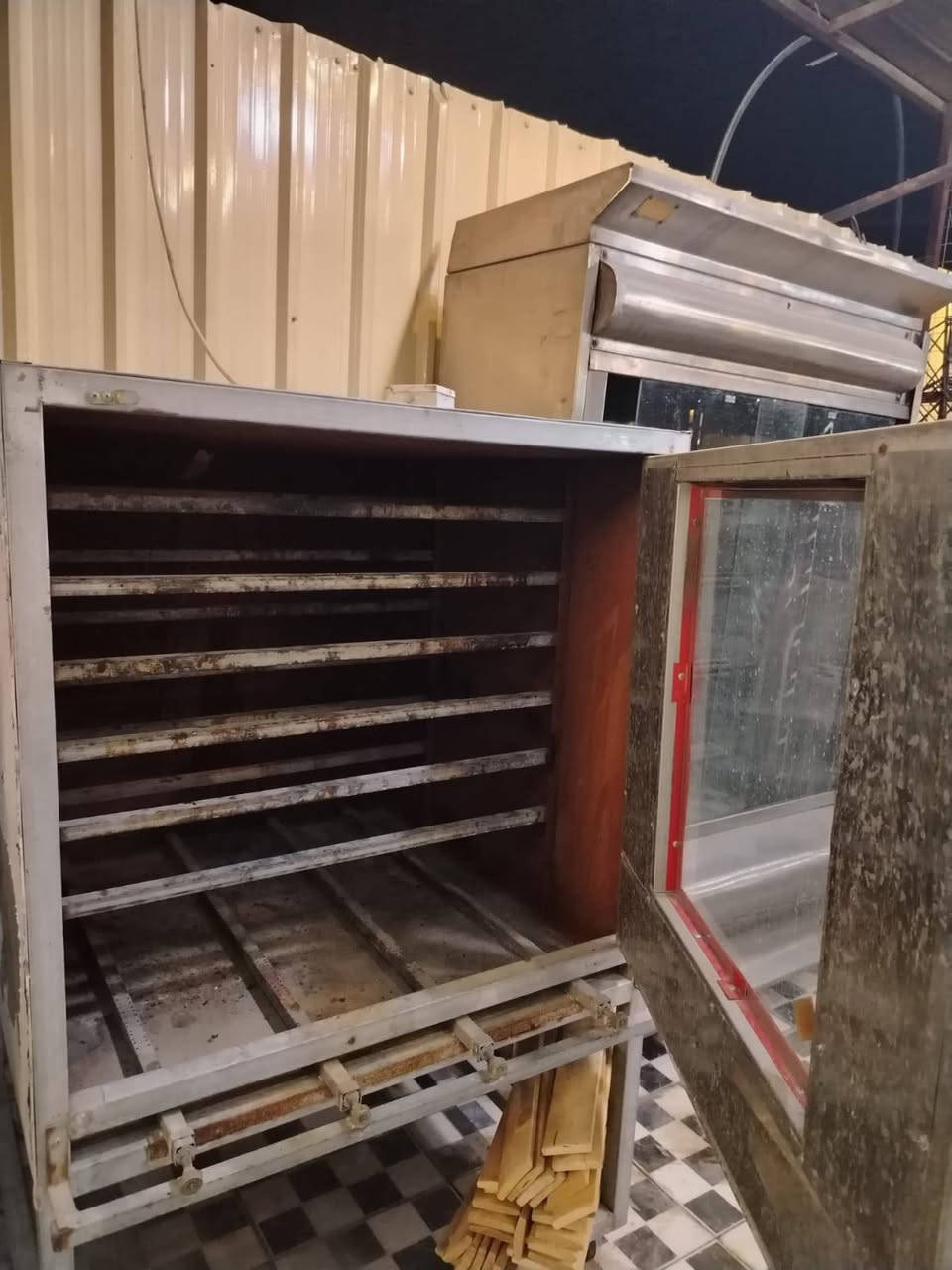 شوايه دجاج 8 شياش.  350 الف
شوايه سمك 150
فرن غازي 250
***********
