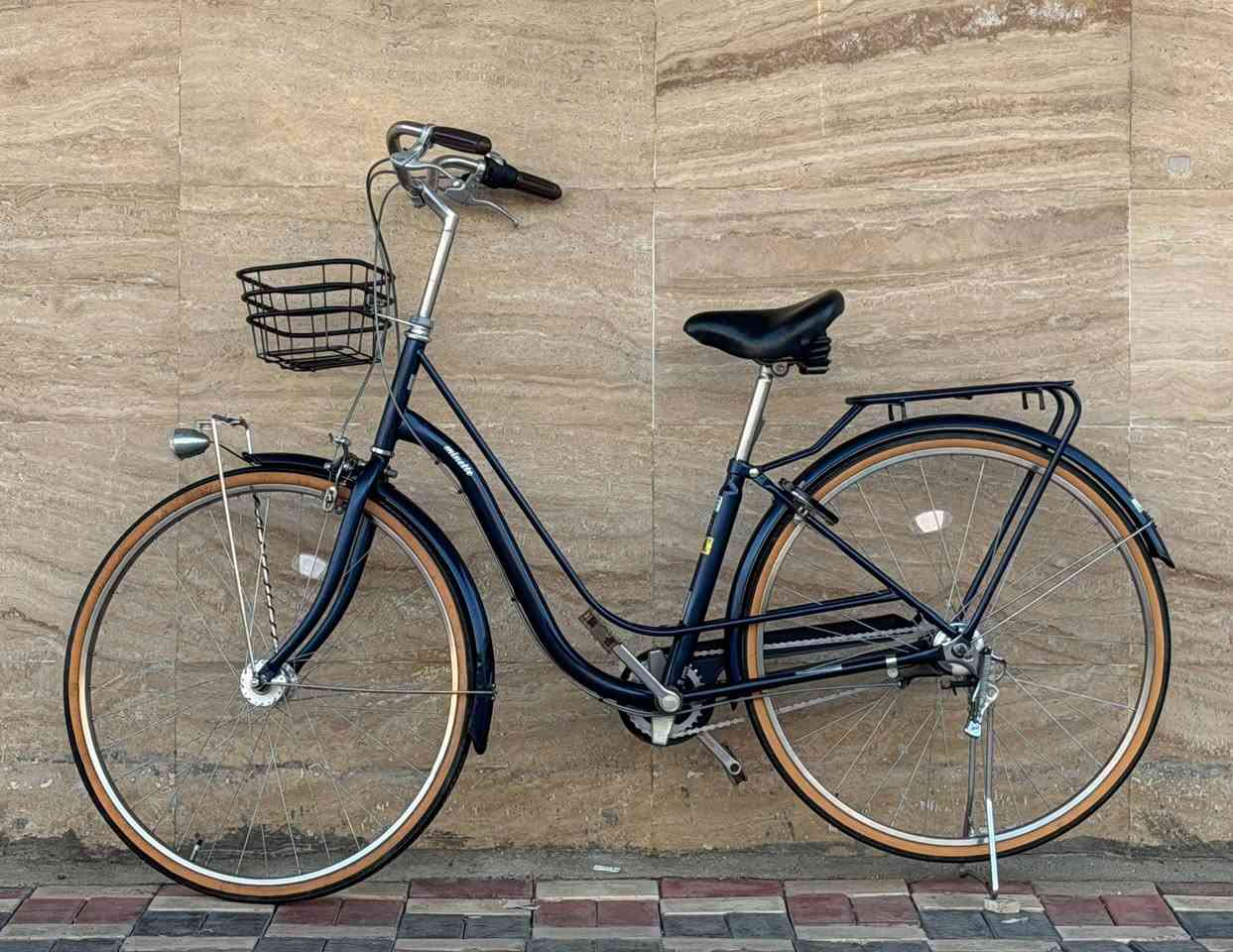السلام عليكم ورحمة الله وبركاته 🌹
🚲 دراجة هوائية للبيع – نوع كلاسيك بناتي  
ياباني أصلي ثقيل يتحمل الأوزان العالية 
🔹 كير داخلي 3 نمر
🔹 حساس أمامي #كشن طبي اصلي 
🔹 وياله سل ستيل 
🔹 هيكل ضخم وقوي
🔹 مناسبة حتى طول 200 سم
🔹 الدراجة وضع شركة وخالية من العيوب
🔹 النظافة 95% ✅
📍 العنوان: كربلاء – طويريج
🚚 تتوفر خدمة توصيل إلى جميع محافظات العراق
📩 للاستفسار: خاص أو على الرقم
📞 ***********
