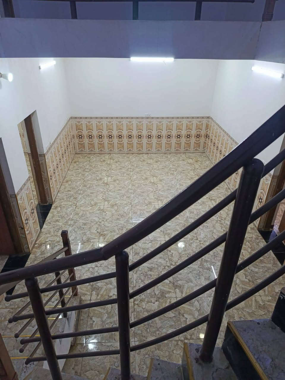 سلام عليكم مرخصت الادمن
بيت للبيع 
صالة + غرف نوم 3+حولي 2 في الطابق الاول و الثاني
طرمة كراج
 صحيات داخل و خارج
 مطبخ كبير 
المساحة 210
سند 25 
العنوان الطارمية شارع الشهداء 
قرب جامع عمر بن العزيز 
للئستفسار على هذه الأرقام
***********
***********

