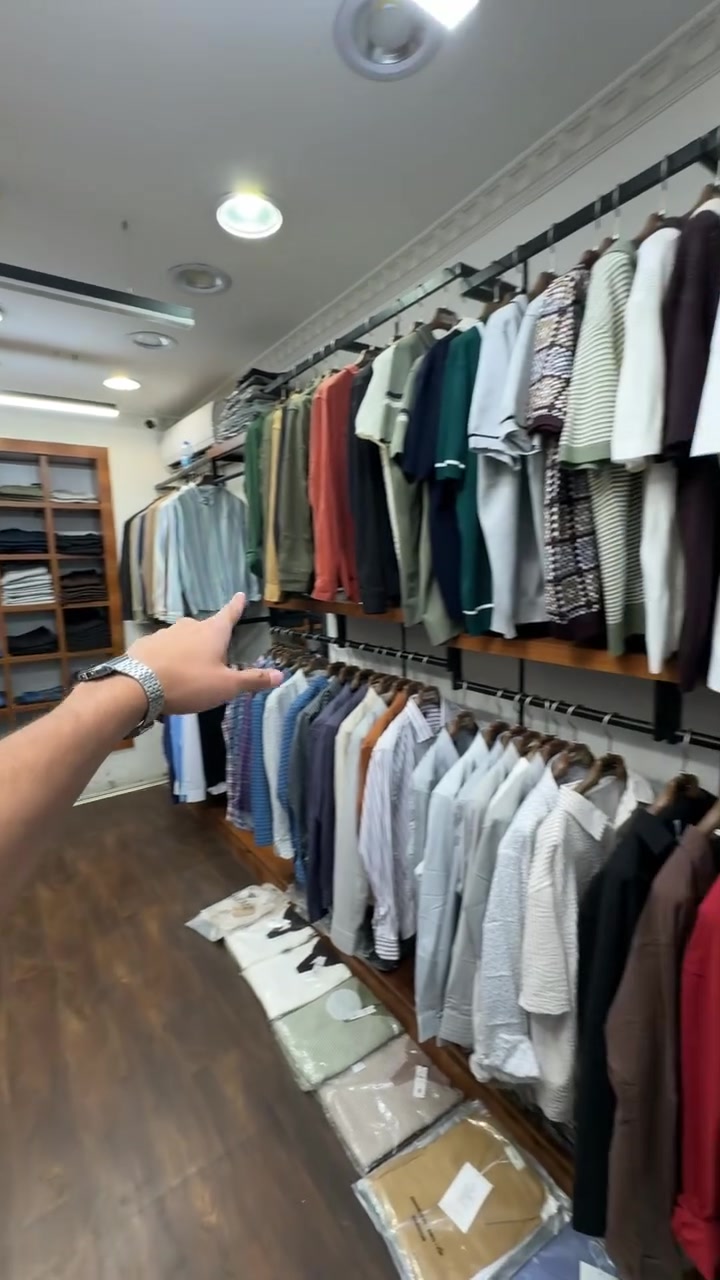 ديكور محل يشمل ستانات مع واجهيه بطرون مساطر مع رفوف مع طابوريات جوا  نزال 5 والعرض 3 متر  وملكانات للبيع كذالك  رقم ***********
