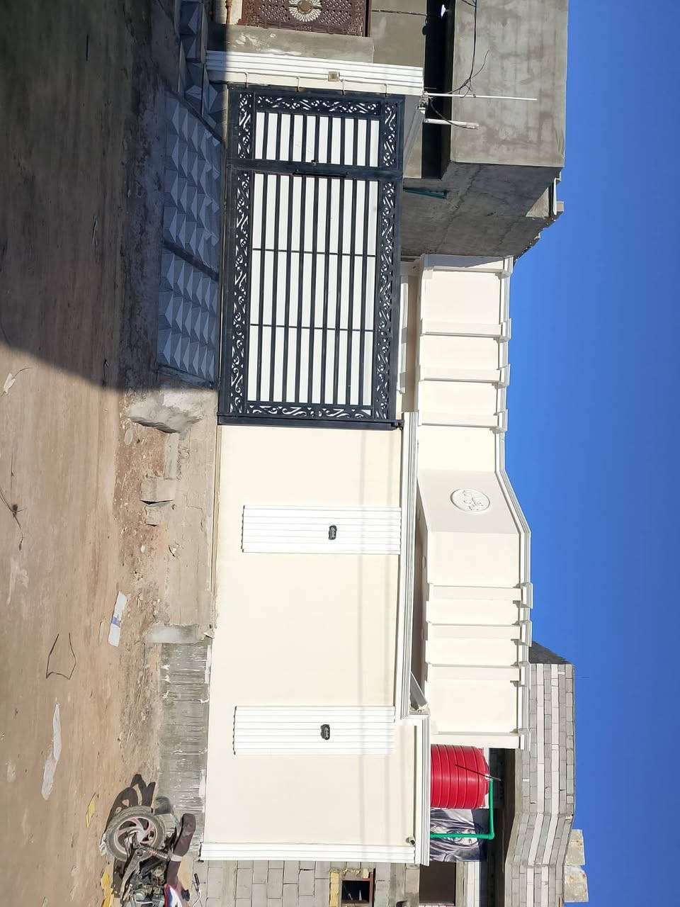 السلام عليكم ورحمه ألله وبركاته

توفر دار سكن للبيع
المساحه ٢٠٠ م
بناء حديث وشغل درجه أولى
سنه البناء 2025⚠️

جميع الخدمات متوفره
ماء 🚰 + كهرباء + مجاري البيت على النهر ⚠️

محتويات البيت ⬇️
كراج
دوانيه
صاله
غرف نوم 2
مطبخ
صحيات خارجي + داخلي

نوع العقار : طابو ملك صرف زراعي عراقي سند 25
📍العنوان: ابي الخصيب طريق الصحراء قرب معرض الراشد 

اللاستفسار ***********واتساب 📞📞
مكلف بالنشر ⚠️
