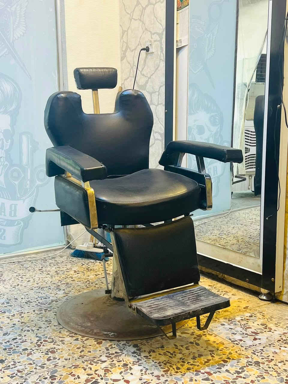 غراض حلاقه كمله وجدد مستعملات شي بصيط كراسي  ثنين واحد جديد وثاني مستعمل مريات ثنين تخم قطعتين يعني غراض كمله ما صار فتره من جبتهن حته الغراض مكين شصور تنضفات جدد جهاز شمع كلشي موجود وجدد منت الله ***********
