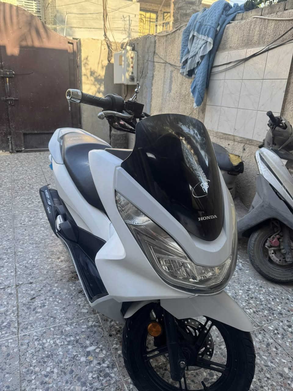 السلام عليكم 
شباب الدراجه للبيع 
كوري pcx ألون ابيضّ 
كامله من كلشي من كهربايات من مكينه 
من كلشي تعال وفحص 
السعر خاص بس الشراي يتصل 
*********** 
موجود واتساب هم
