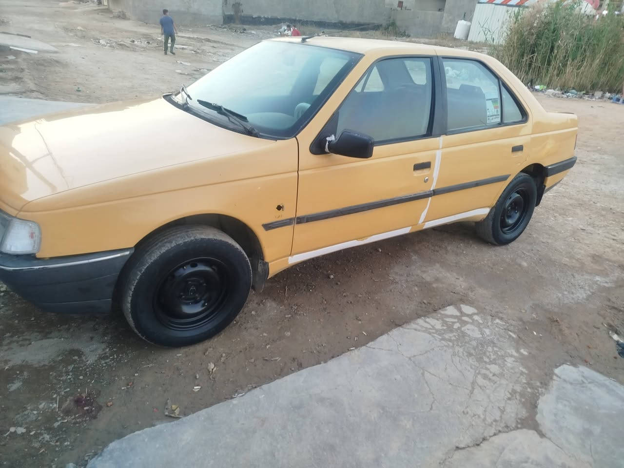 بيجو 405 2012GLX
رقم بغداد احمر راعيها موجود 
صدر جديد قبل ١٠ ايام مشدود 
مشط ستيرن جديد 
دبلات جدد مع قواعد دبلات كهربائيات كلها شغاله 
مكفولة من ضربه للبيع فقط مكاني بابل جبله للاستفسار اتصل *********** السعر 18 قابل للتفاوض
