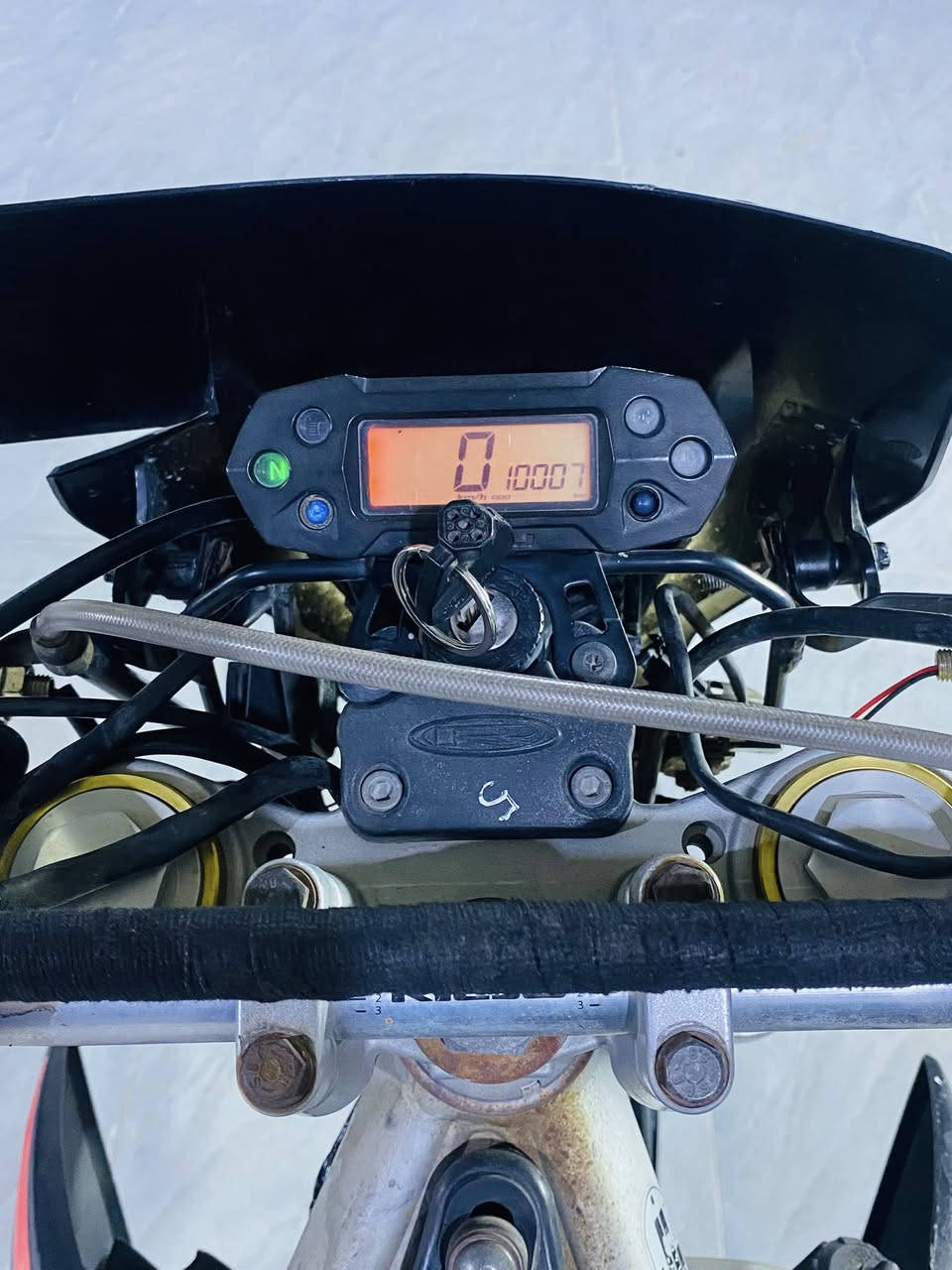 سلام عليكم للبيع او مراوس حسب القناعه دراجة قفاز ياماها ياباني اوراق اصولي شرط دراجة كلها كفاله عامه من كلشي 

مواصفاتها
6 سرعات (6كير)
تبريد مي (راديتر)
محرك ولفات مو خبط
لايت زنون (LED)
اكزوز رياضي +كاتم 

دراجة ما بيها اي نقص جديده بمعنى الكلمه عوزها بس سايق
مكاني ديالى كنعان هاتف او واتساب *********** 
رجاءً مو شراي او منشور ما عجبك اعبره 
وشكراً❤️
