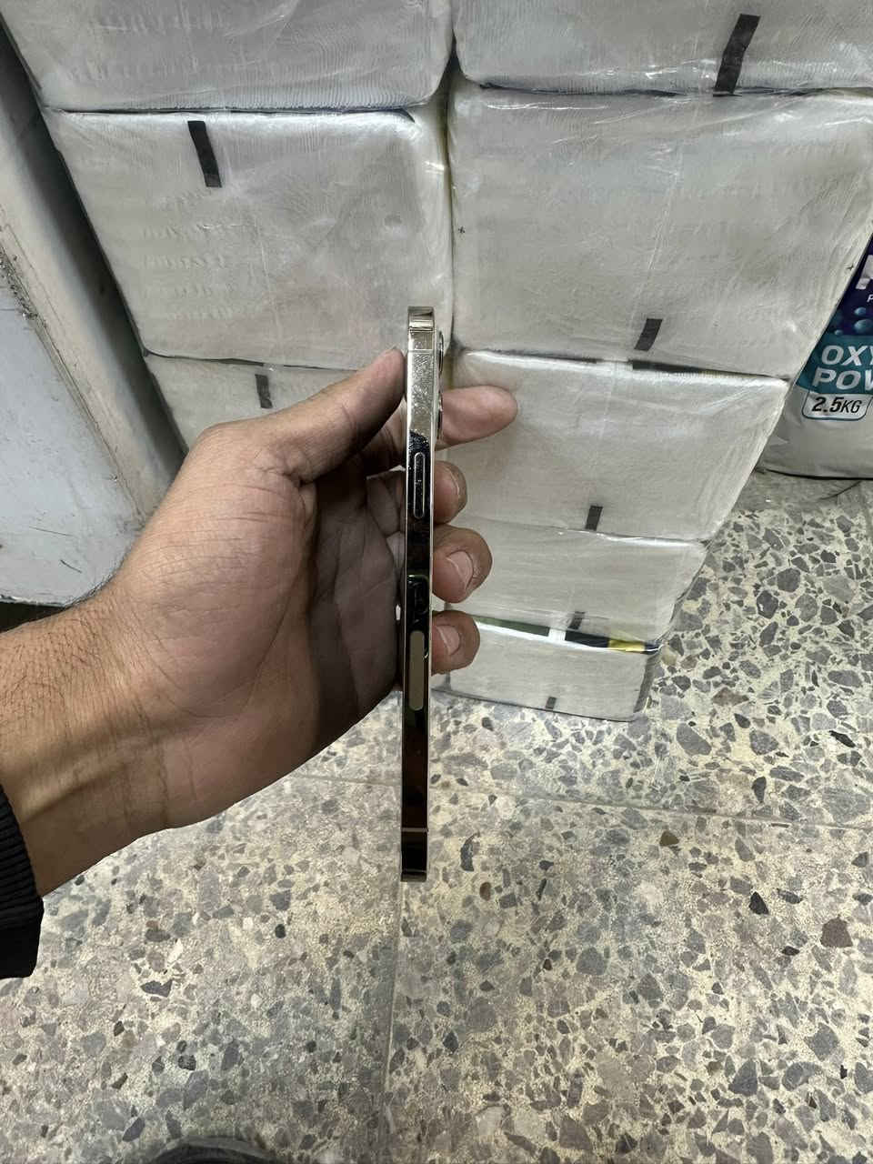 ￼ ‏السلام عليكم iPhone 12 Pro Max بدل بية شاشة شاشة اصلية بس باقي نظيف التلفون￼ السعر 450 العنوان الشعب شارع عدن الرقم ***********￼￼
