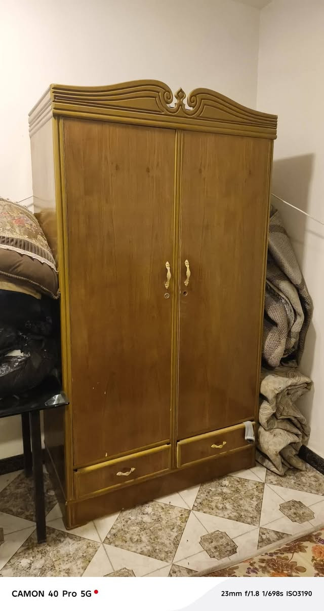 سلام عليكم غرفه
تحوي عله سريرين وكنتور كامله مكمله ومابيها ايشي جديده خشب كامله مكاني نجف شارع مجمعات سعرها 200 
رقم التواصل ***********
