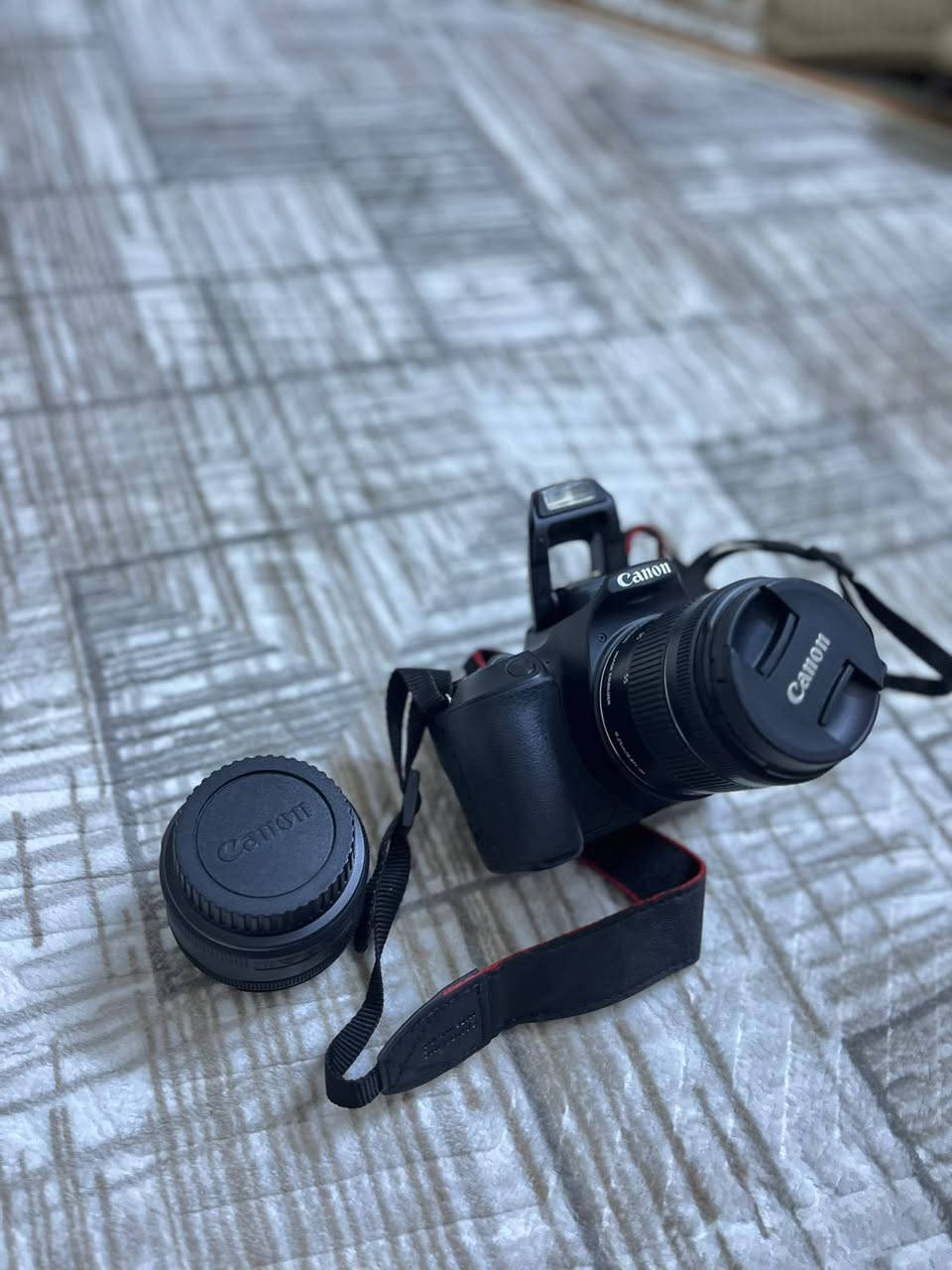 كانون  استعمال قليل جداً بعدها كارتون اي استفسار ما متواجد فيس
250 D 
ملحقات 
رامات اثنين 
وعدسة ثانية 50mm 
وتوصالة للحاسبة 
 وشاحنة للبطارية 
واستاند للتصوير 

واتساب/ 
***********
