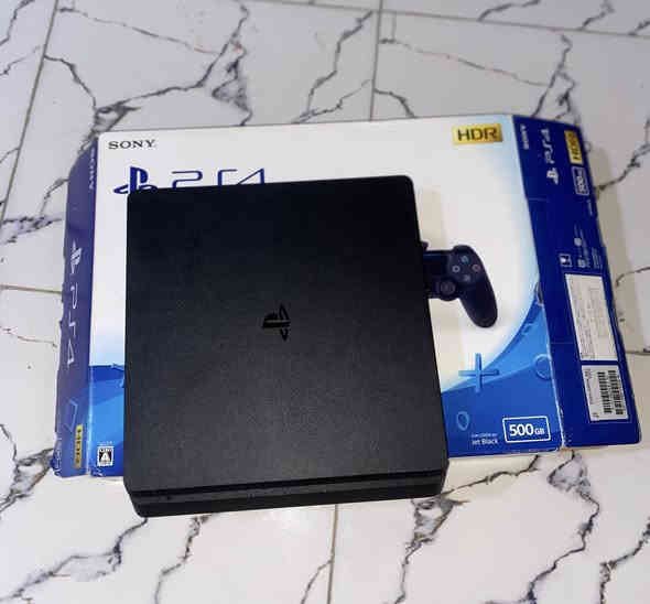 السلام عليكم للبيع بلي فور سلم (تهكير قرص)
جهاز نظيف جداً ما مفتوح كامل ملحقات جويستك واحد وألعاب موجوده بالفيديو سعر 275 بي مجال ***********
