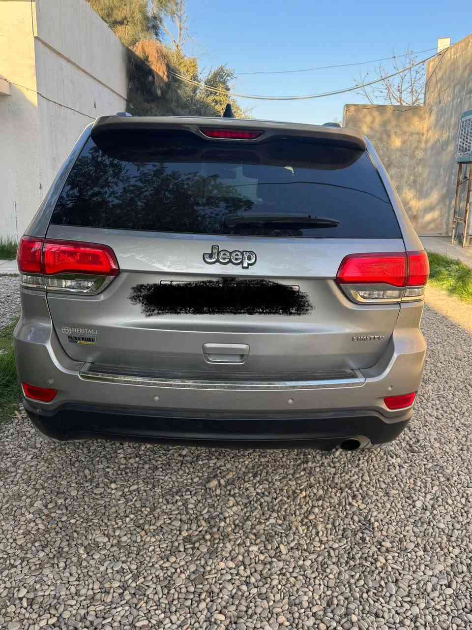 جيب كراند شيروكي 15 
فول مواصفات لمتد 
سياره كصه خلفي 
بانوراما مفوله مواصفات للاخير 
سياره جاهزه ترايك للبصره 
السعر 85 $ ومجال 
*********** واتساب 
مكان السياره صلاح الدين
