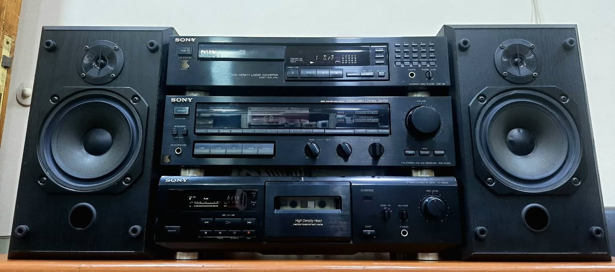 السلام عليكم . من رخصة الادمن المحترم . سستم ماركة SONY سوني حجم لارج يتكون من مسجل كاسيت و أمبليفاير مع راديو ٢ موجة FM & AM مع سيدي امكانية تسجيل على كاسيت و من السيدي او من موبايل او من اي جهاز اخر كهرباء ٢٢٠ النظافة فول بدون اي عيوب على وضع الشركة سعرة ٣٢٥ الف للاتصال والاستفسار *********** مكان كركوك و يوجد توصيل
