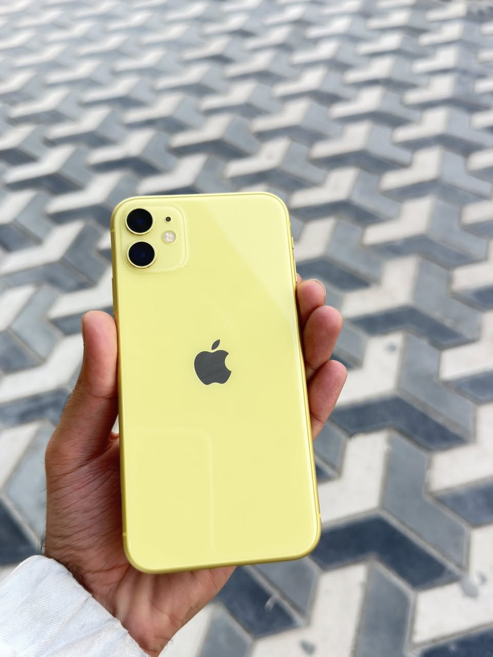 سلام عليكم 
ايفون 11 عادي جهاز بلادي وتر 
ذاكره 128
 بطاريه 73
العسر 240 وبي مجال 
مكاني بغداد المحمودية 
***********
