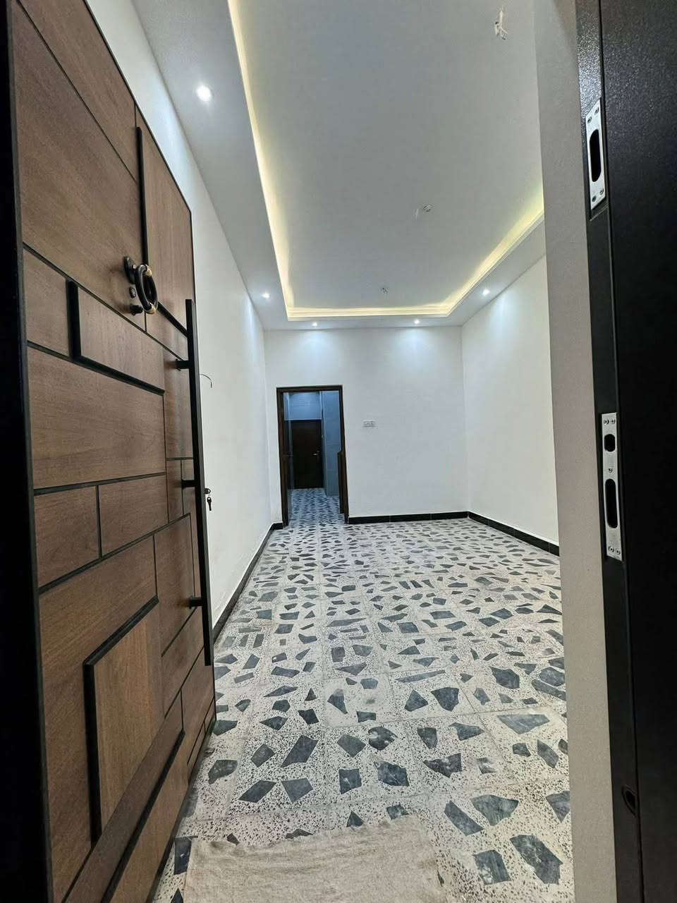 دار للبيع 
المساحه 45 واقع حال 52 
يحتوي الطابق لاول غرفنه نوم +خدمات +مطبخ +استقبال 
الطابق الثاني غرف نوم عدد 2 كبيرات  
عنوان الدار 
حي القاهره المعلمين شارع مثلجات الزهراء الاستفسار *********** شركه الأصول للعقار
