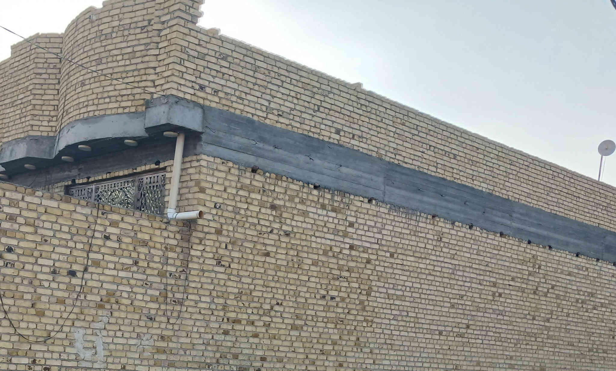 سلام عليكم بيت للبيع بل وركاء حي الشهداء الثاني.  تفاصيل البيت.مساحه 300 متر. طابو صرف.  الشارع 10 امتار

براني طول 14×4 + حمامات خارجيه 

3 غرف واستقبال ومطبخ وحمامات. 
وبي درج خارجي للطابق ثاني لكن ما مبني.  
واجه البيت 15ونزال 20 
 البيت مطلوب للمصرف. يسويلك اقرار محكمه. سعر 175 وبي مجال.  #اخوان_مكلف_بل_نشر
*********** موجود وتساب.  
 
اخوان اني مكلف بل نشر
