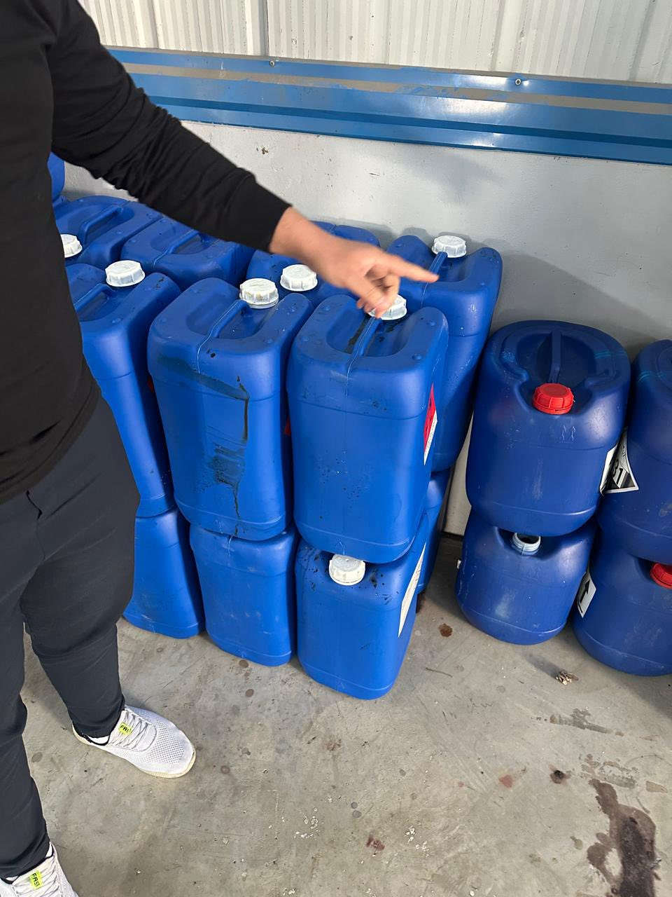 السلام عليكم
موجود براميل وجلكانت او دبات بالاضافه براميل البلاستك 

الي يحب يشتري يراسلني خاص ، نكدر نوصلك بكل مكان بالعراق


**إذا كنت صاحب هذا الإعلان وتريد حذفه لأي سبب، رجاءا أرسل رسالة إلى الدعم الفني**