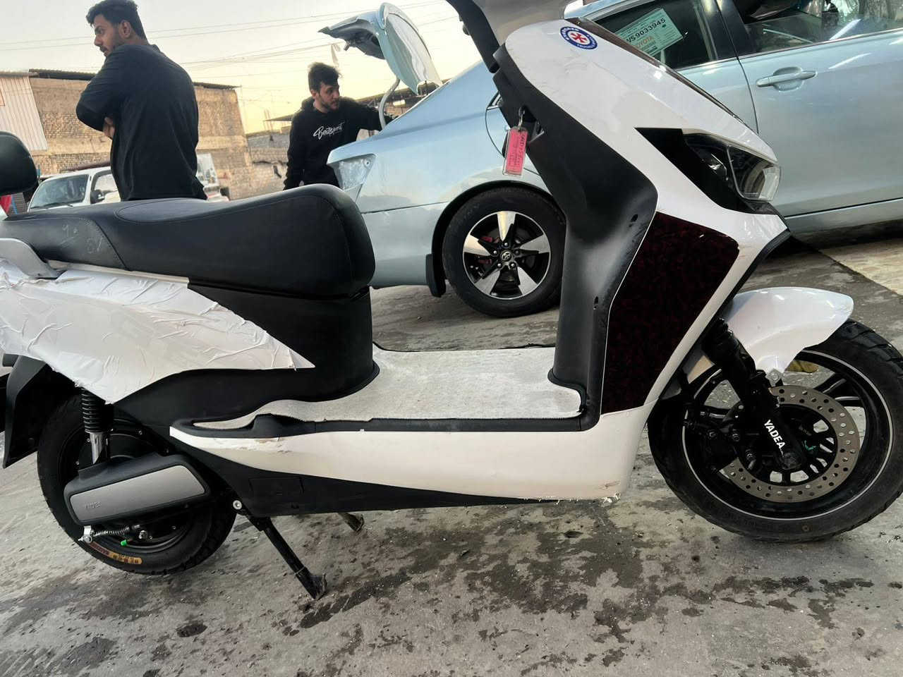 سلام عليكم اخوان دراجه من شركه YADEA شركه معروفه على مدار7سنوات
اصنع اقوى شركه بالسوق حليآ 
السرعة القصوى 60 كم/ ساعه
محرك عالي الاداة بقدره 2400-3000
بطاريه كرافيت 72فولت/25 امبير ساعه 
تمشي 85 كيلو بلشحنه الوحده 
حمايه ضد الماء والمقاومه للتسرب 100%
السعر 500
مكاني بغداد حي العامل خلف صناعه البياع الاستفسار *********** متواجد وتساب وماسنجر
