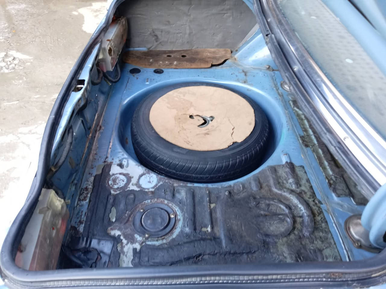 السلام عليكم ورحمه الله وبركاته اخوان كراون للبيع موديل 81 سياره كلها عالشركه تبريد تدفئه رقم بغداد مشروع وطني شرط تحويل
ماشيه 187الف سياره بلاديه على وضع الشركه
جارده بدي وجنطه وقماره لا خياس ولا تبديل ولا ضربه
مكينه وگير بلادي تبريد تدفئه كهربائيات گيجات كلها شغاله حداديه ع الشركه 
للأتصال
***********
***********
***********
