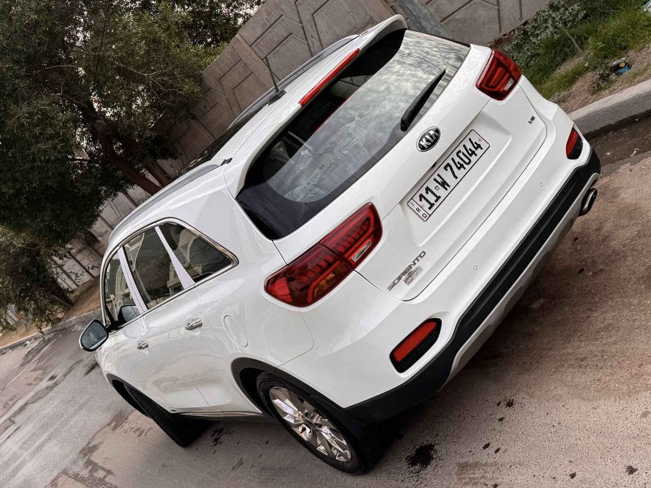 للبيع كيا سورنتو موديل 18  فول مواصفات خليجي 6 سلندر ماشيه 73 الف كيلو حقيقي محرك وكير كفاله السياره مكفوله من الصبغ والتبديل والفتح فقط مكانات بارد بسيطه مواصفاته
بانوراما 
بصمه
كشنات كهرباء 
كشن حار بارد
لايت عدسات داينمك متحرك مع الستيرن
حساس امامي خلفي
شاحن وايرليس
بردات خلفيه
7 راكب
مري شفط
3 قطع تبريد
هاند بريك بصمه 
السياره اعلى مواصفات بالسورنتو وبعده على وضع الشركه كتلوكاته موجوده والبصمه الثانيه ممستعمله والسبير ما نازل
السعر 243 وبيه مجال مكاني بغداد
***********
