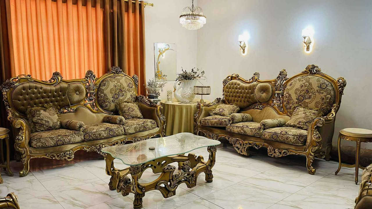 ‎للبيع تخم طراز ملكي مصري ضخم وراقي جداً 
 يتكون من قنفة عدد 2 وكراسي عدد 4 وسيت طبلات عدد 2 وميز التخم نضيف جداً بحالة ممتازة


**إذا كنت صاحب هذا الإعلان وتريد حذفه لأي سبب، رجاءا أرسل رسالة إلى الدعم الفني**