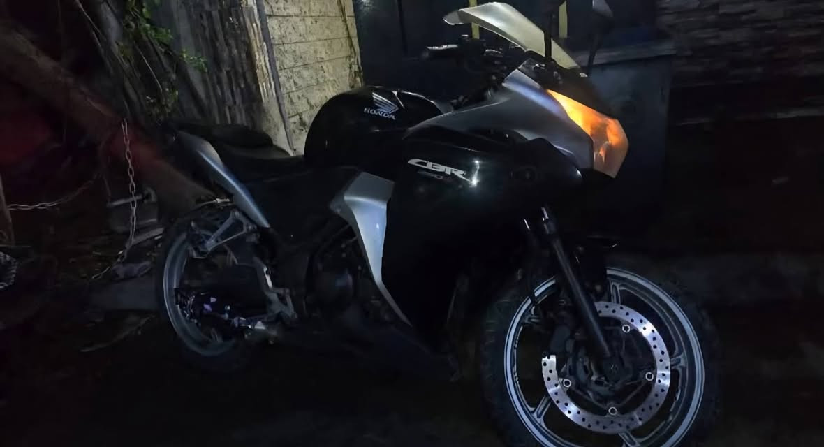 السلام عليكم 
Honda cbr 250R للبيع فقط
موديل ١٥
نظيفة كلش و ممتعبها 
ماشية ١٩٥٠٠ 
اوراق كمرك موجودة
كير محرك كهربائيات كلة تمام
بيها نقص مراية اليمنة
و اشاير خلفية 
للتواصل
***********
